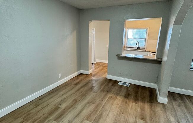 FOR RENT!! CUTE AND COZY BUNGALOW STYLE 3 BEDROOM 1 BATH SINGLE FAMILY HOME (MOVE IN SPECIAL)..