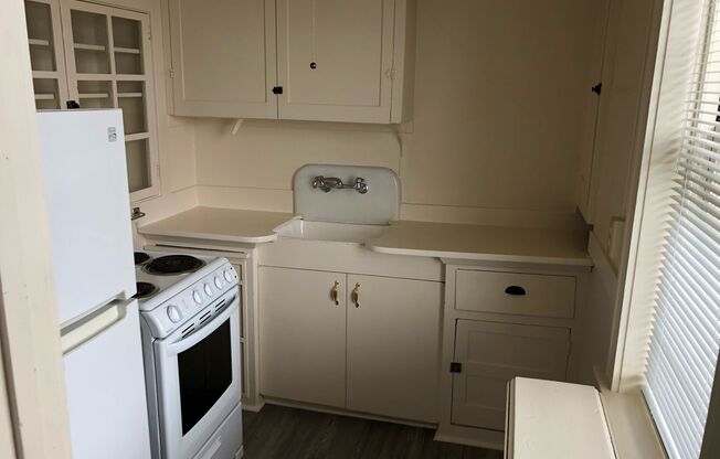 Studio, 1 bath, $1,275, Unit #33