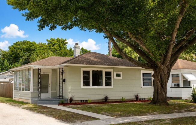 2 Bedroom, 1 Bathroom Home for Rent in St Pete!