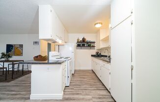 2 beds, 1 bath, 800 sqft, $2,400, Unit 570-09