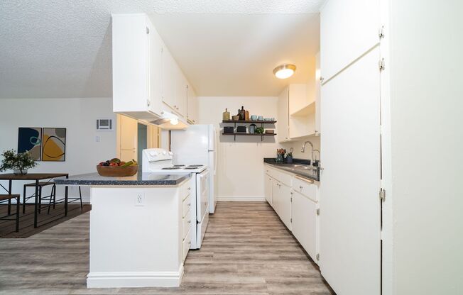 2 beds, 1 bath, 800 sqft, $2,400, Unit 570-09