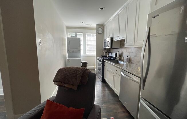 2 beds, 1 bath, $1,275, Unit Apt 3