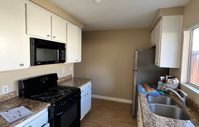 Spacious 3-Bedroom Townhome in Beautiful Oceanside, CA – All Appliances Included!