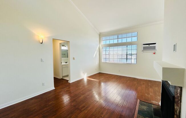 1 bed, 1 bath, $2,395, Unit 201