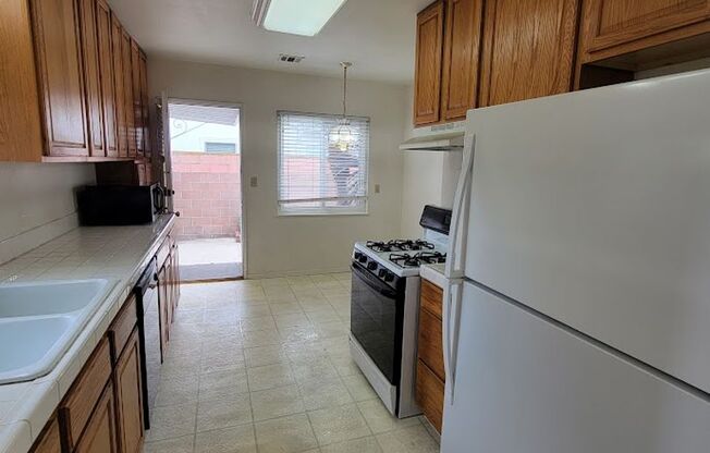 SPACIOUS 2BD/2BA WITH GARGE, LAUNDRY AND FRONT AND BACK YARD