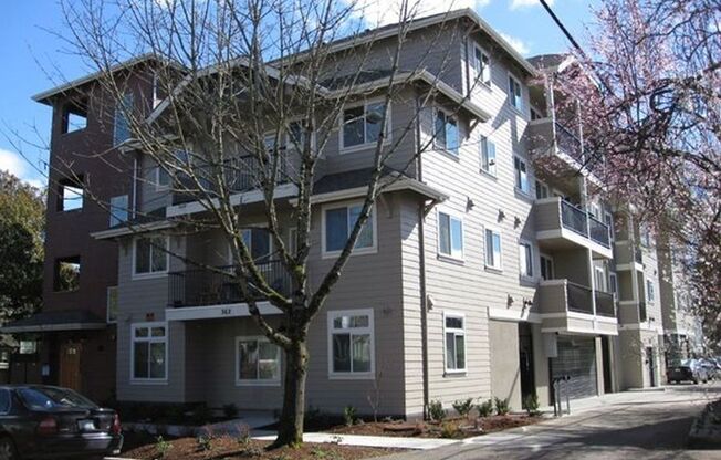 3 beds, 2 baths, $1,995, Unit 402
