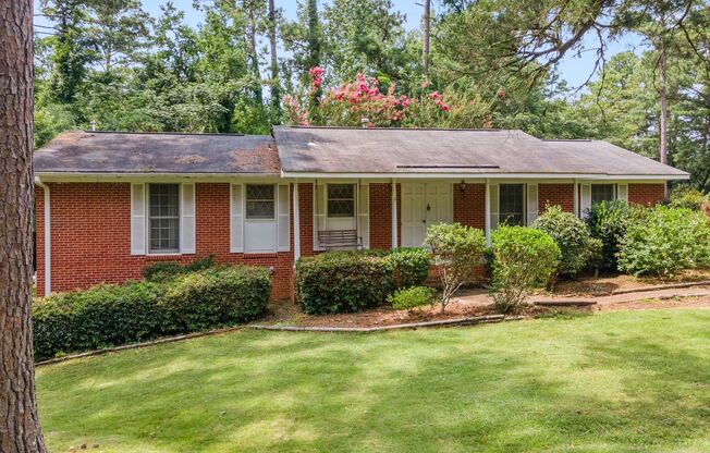 Charming Home located off of Sanders Court!!