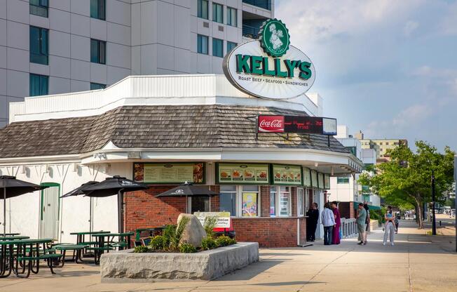 An iconic Revere Beach stop since 1951, Kelly’s Roast Beef serves up legendary sandwiches, seafood, and views—just steps from the sand.