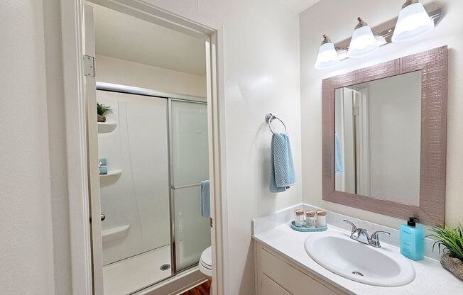 2 beds, 2 baths, 975 sqft, $2,045, Unit 32