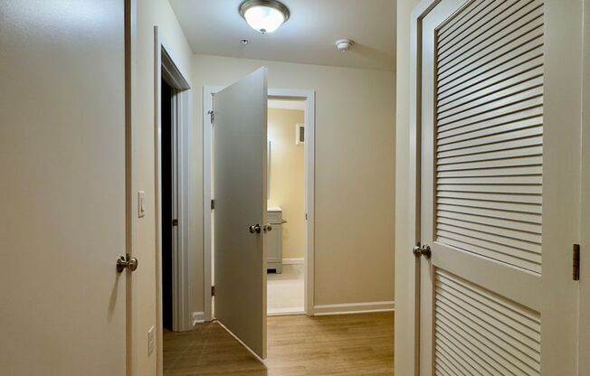 2 beds, 1 bath, 913 sqft, $1,299, Unit 411 Unit 204