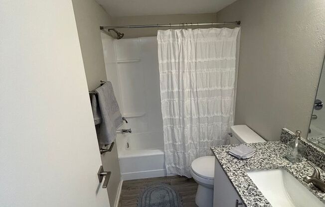 2 beds, 1 bath, 930 sqft, $1,149, Unit 015