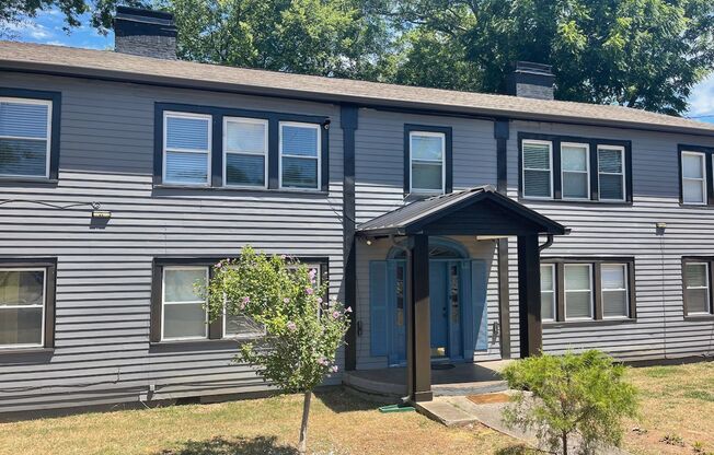 587 COLONIAL CIR SE