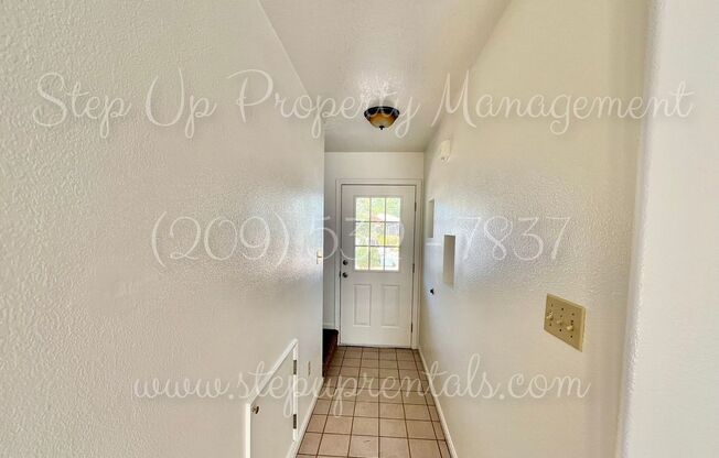 Splendid 2 Bedroom 1.5 Bath Townhouse Near Racetrack!