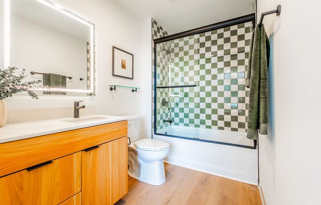 2 beds, 2 baths, 817 sqft, $4,005, Unit 212