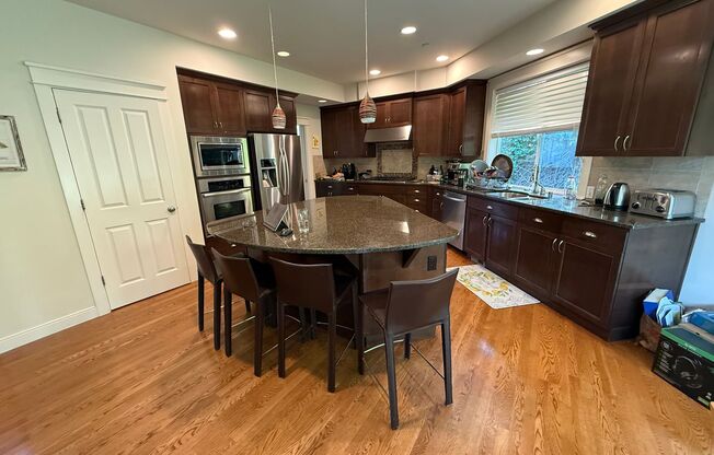 Modern 4BR Home in Redmond with Spacious Layout