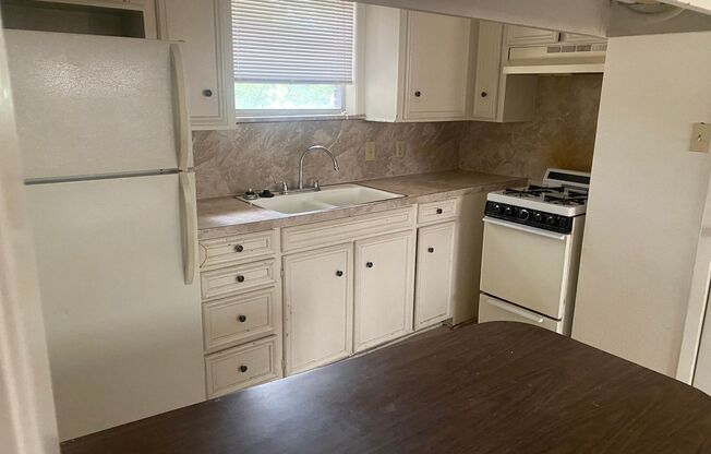 1 bed, 1 bath, 500 sqft, $825, Unit F