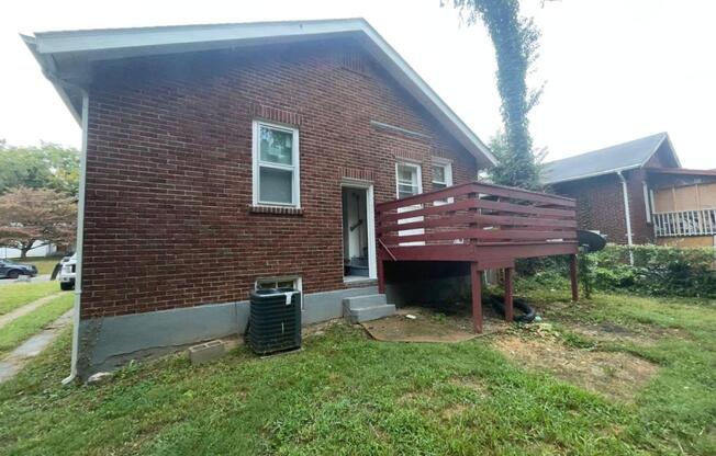 2 beds, 1 bath, 840 sqft, $1,200