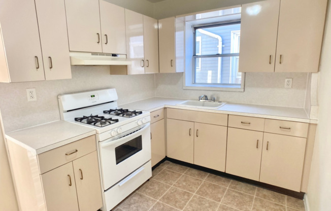 1 bed, 1 bath, $2,050, Unit 2R