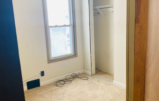 3 beds, 1 bath, $725