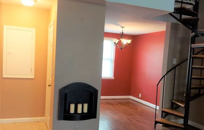 Stunning And Spacious 2-Level, 1 Bedroom, Den/Loft, 1 Bathroom Condo In Desirable Fairlington Villages