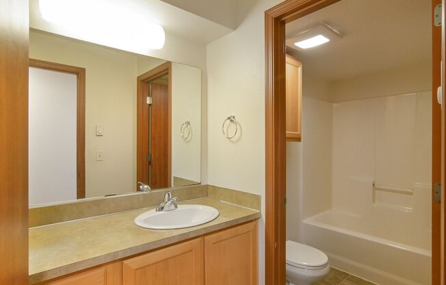 3 beds, 2 baths, $2,400, Unit 209