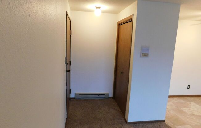 2 beds, 1 bath, $815, Unit 30-102