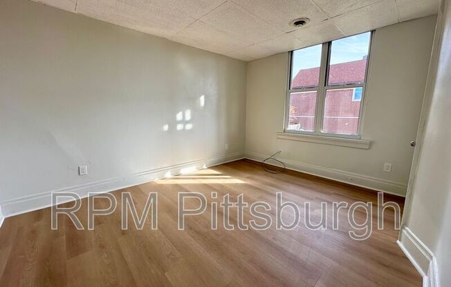 2 beds, 1 bath, $1,300