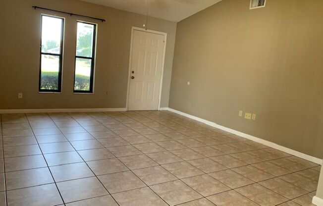 Spacious 2/2 duplex with garage is NOW AVAILABLE for RENT