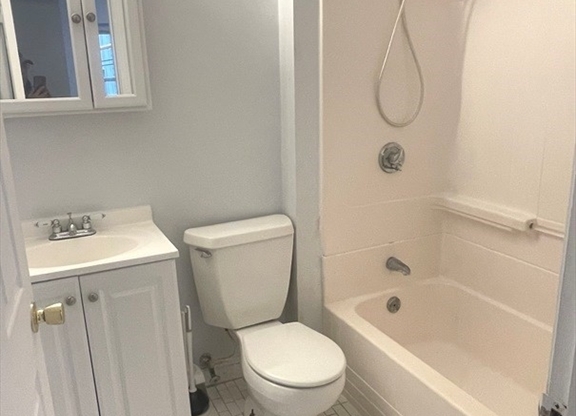 4 beds, 1 bath, 1,200 sqft, $4,000, Unit 3(2B)