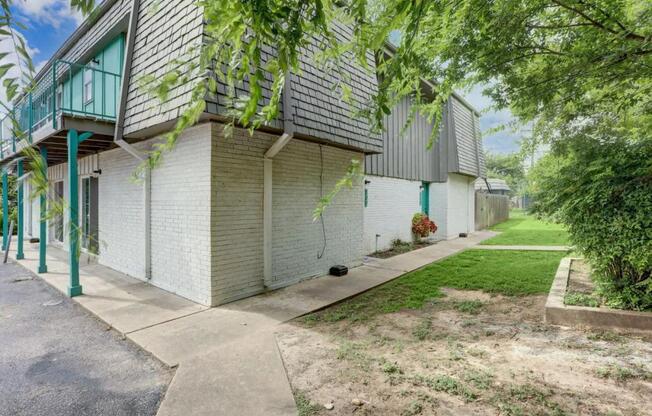 305 E CROSLIN ST