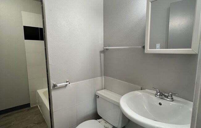 Studio, 1 bath, 450 sqft, $1,000, Unit 40-A