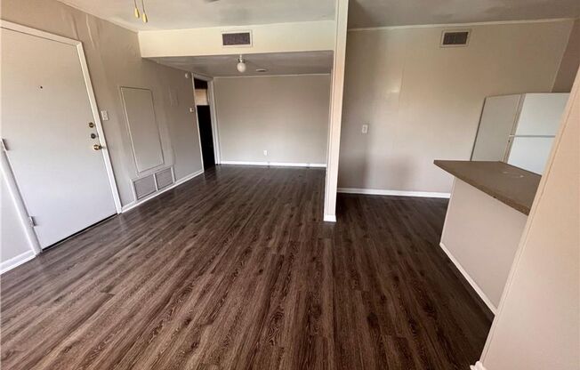 2 beds, 1 bath, 700 sqft, $1,560, Unit 205