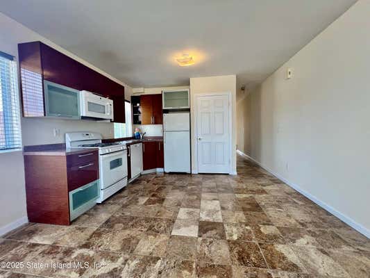 12 MAPLEWOOD PL