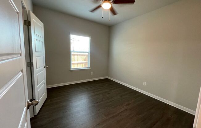 3 beds, 2 baths, $1,325, Unit 3407 Lindsay Lane