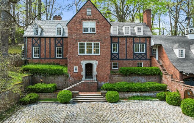 FULLY FURNISHED HOME LOCATED IN GLENVIEW