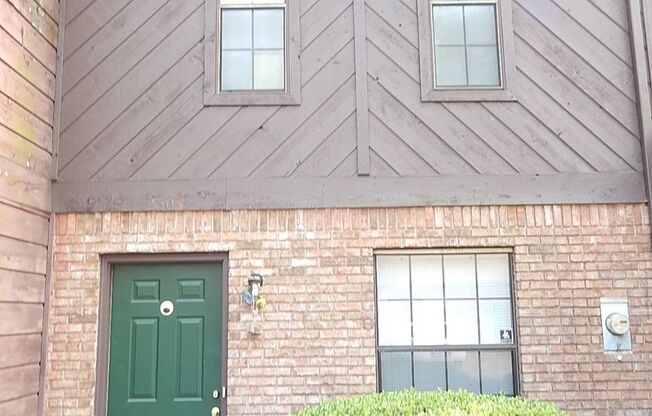 NICE 2/1.5 NW TWN w/ Open Floor Plan, Washer/Dryer, Patio, Community Pool, & More! $1195/month Avail September 1st!
