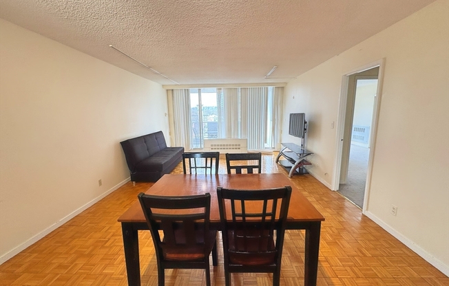 1 bed, 1 bath, 870 sqft, $3,000, Unit 608
