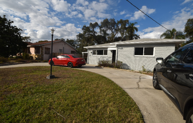 1107 W WOODLAWN AVE