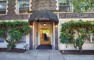 Bright and Sunny Studio w/Built-ins, Hardwoods + Charm abounds!