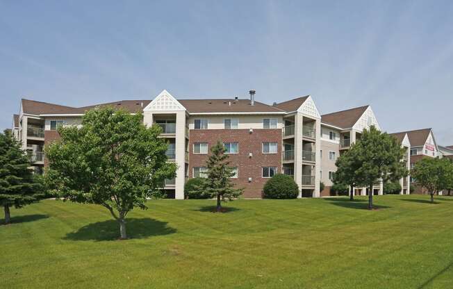 Exterior Quarry Ridge Apartments Building and Lawn