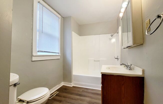 2 beds, 1 bath, $900, Unit 802 N. Olive St Apt 1