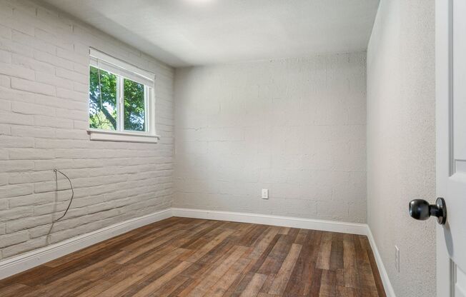 1 bed, 1 bath, 650 sqft, $895, Unit White Oaks #E