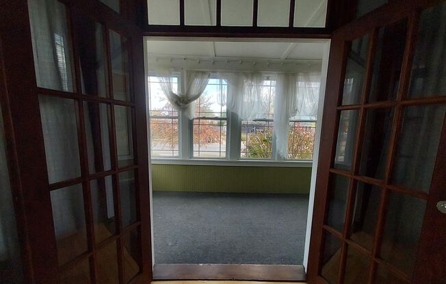Large Mainfloor Duplex (1 Bed)