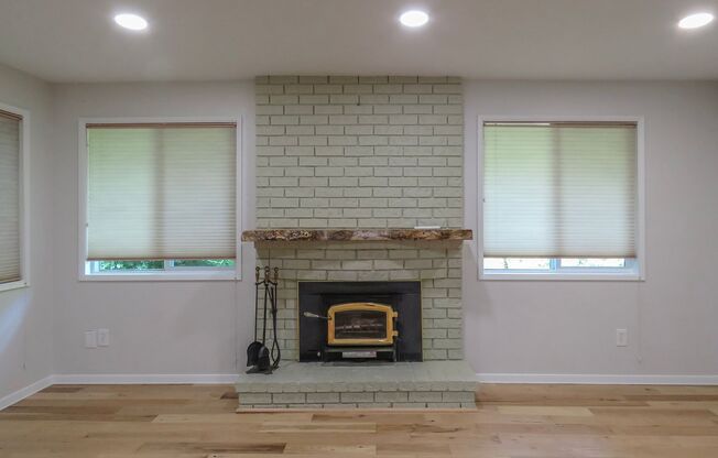 Gorgeous Ranch Style 3 Bedroom Home In Lake Oswego Available Now !!!