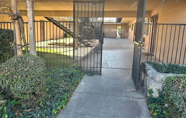 04 - 4623 Canoga Street