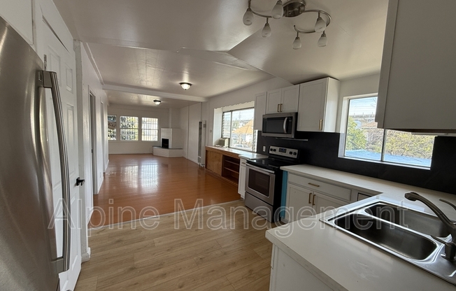 806 52 AVE