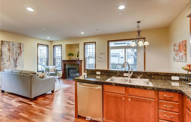 Large 3 Bedroom Townhouse - Bothell!