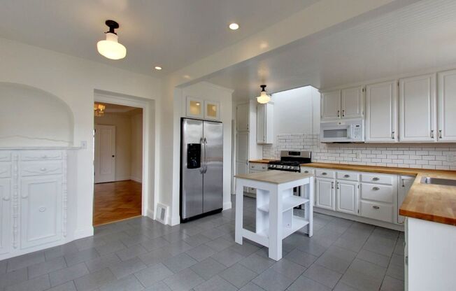 Lakeside 3 Bedroom / 3 Bathroom Single Family Home with In-Unit Laundry & Garage Parking Included