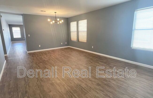 2604 W MOBILE LN