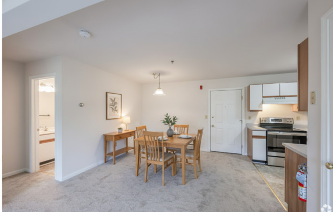 2 beds, 1 bath, 927 sqft, $2,100, Unit 139